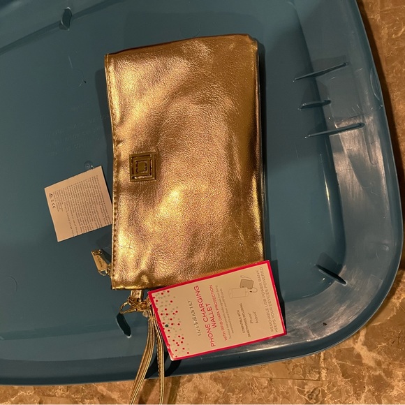 Gold clutch with charging system - Picture 4 of 9